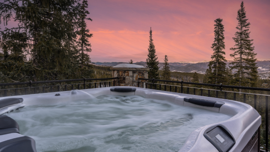 Hot tub at Lone Wolf Lodge in Breckenridge